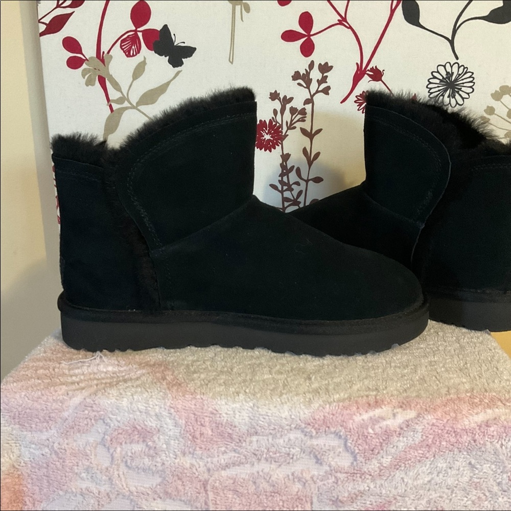 Ugg Women’s Classic Mini Fluff Hi - Low Boots Size AU 8 $112 - Picture 3 of 14